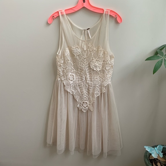 Free People Dresses & Skirts - Free People sheer flutter dress M